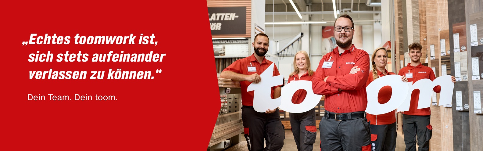 In einem Baumarkt stehen fünf Mitarbeitende und halten die Buchstaben des Wortes toom in den Händen