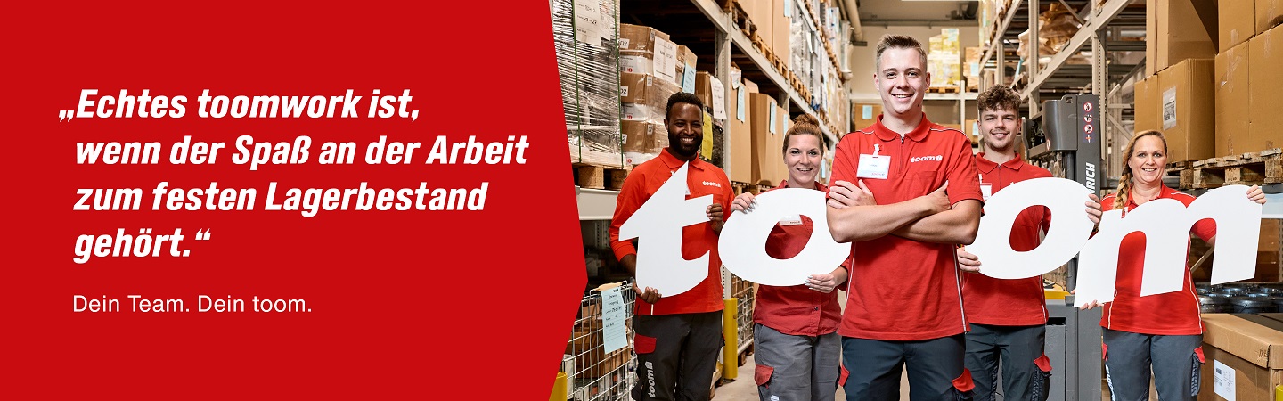 In einer Logistikhalle stehen fünf Mitarbeitende und halten die Buchstaben des Wortes toom in den Händen