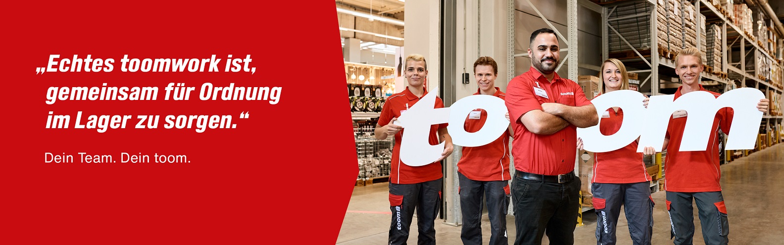 In einer Logistikhalle stehen fünf Mitarbeitende und halten die Buchstaben des Wortes toom in den Händen