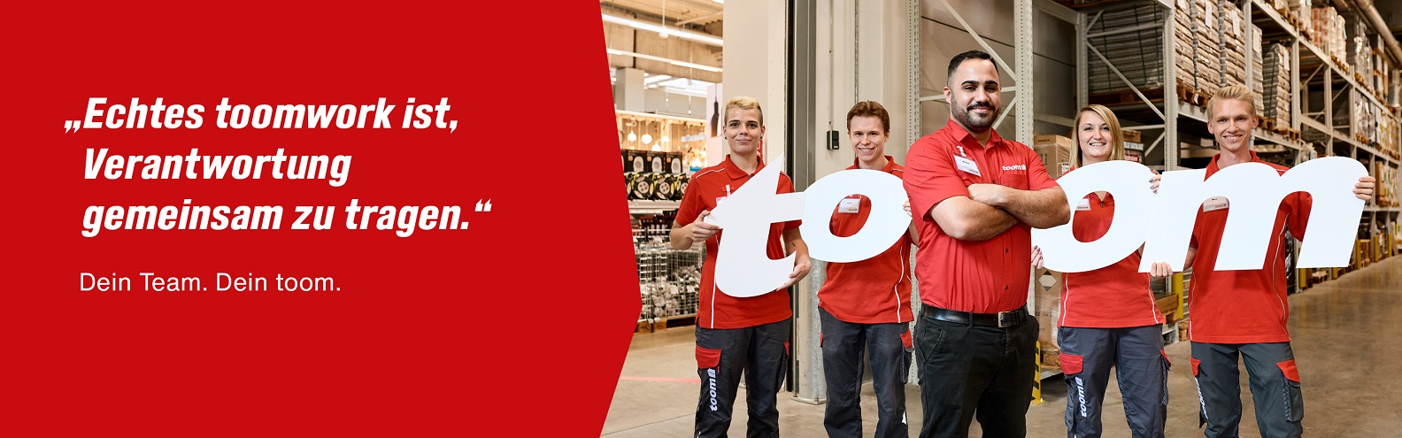 In einer Logistikhalle stehen fünf Mitarbeitende und halten die Buchstaben des Wortes toom in den Händen