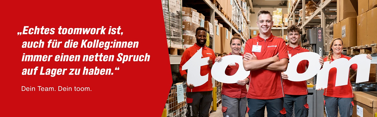 In einer Logistikhalle stehen fünf Mitarbeitende und halten die Buchstaben des Wortes toom in den Händen