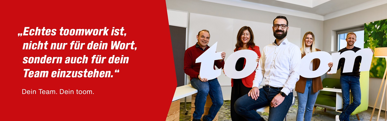 In einem Büro stehen fünf Mitarbeitende und halten die Buchstaben des Wortes toom in den Händen