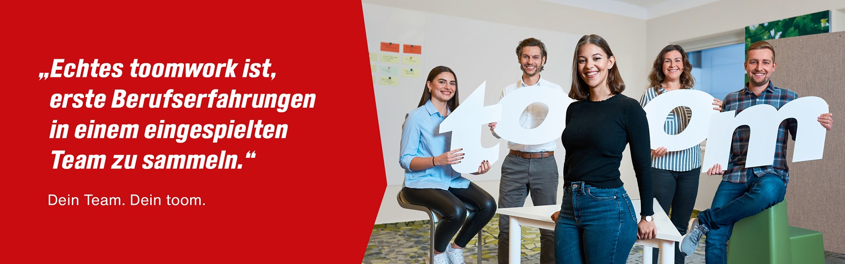 In einem Büro stehen fünf Mitarbeitende und halten die Buchstaben des Wortes toom in den Händen