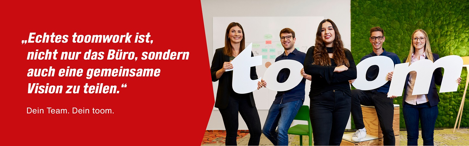 In einem Büro stehen fünf Mitarbeitende und halten die Buchstaben des Wortes toom in den Händen